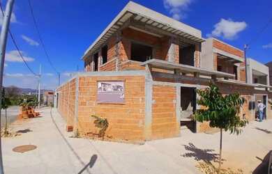 Imagem: A casa possui 3 Dormitórios, 3 Banheiros, 2 Vagas na garagem