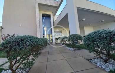 Imagem: A casa possui 4 Dormitórios, 1 Banheiro, 4 Vagas na garagem