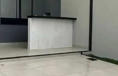 Imagem: A casa possui 2 Dormitórios, 2 Banheiros, 2 Vagas na garagem