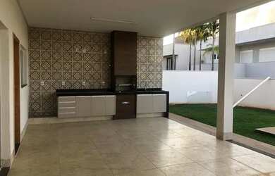 Imagem: A casa em condomínio possui 5 Dormitórios, 5 Banheiros, 4