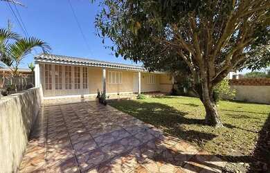 Imagem: A casa possui 3 Dormitórios, 2 Banheiros, 1 Vaga na garagem