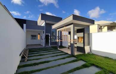 Imagem: A casa possui 3 Dormitórios, 2 Banheiros, 2 Vagas na garagem