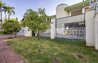 Imagem: A casa possui 5 Dormitórios, 5 Banheiros, 4 Vagas na garagem