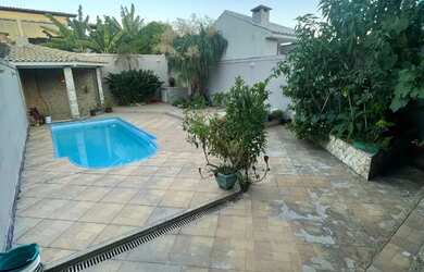 Imagem: A casa possui 3 Dormitórios, 2 Banheiros, 2 Vagas na garagem