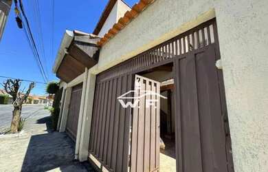 Imagem: A casa possui 4 Dormitórios, 1 Banheiro, 2 Vagas na garagem