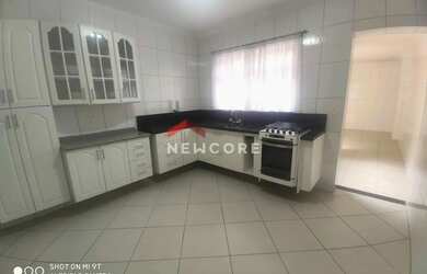 Imagem: A casa possui 2 Dormitórios, 2 Banheiros, 1 Vaga na garagem