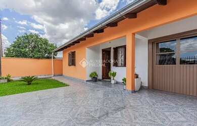 Imagem: A casa possui 4 Dormitórios, 2 Banheiros, 2 Vagas na garagem