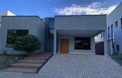 Imagem: A casa em condomínio possui 4 Dormitórios, 3 Banheiros, 2