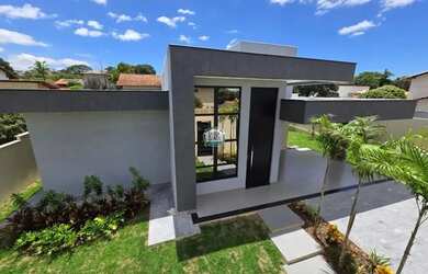 Imagem: A casa possui 3 Dormitórios, 3 Banheiros, 4 Vagas na garagem