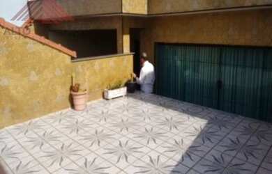 Imagem: A casa possui 3 Dormitórios, 1 Banheiro, 4 Vagas na garagem