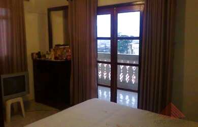 Imagem: A casa possui 3 Dormitórios, 1 Banheiro e 5 Vagas na garagem