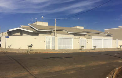 Imagem: A casa possui 2 Dormitórios, 2 Banheiros, 1 Vaga na garagem