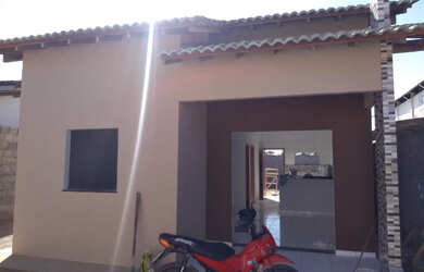 Imagem: A casa e possui 2 Dormitórios, Suítes, 2 Banheiros, 2 Vagas