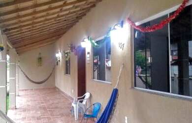 Imagem: A casa possui 3 Dormitórios, 3 Banheiros, 2 Vagas na garagem