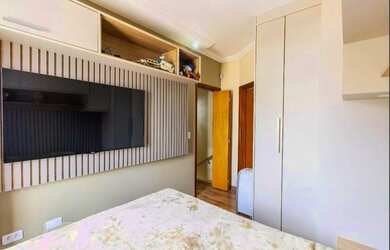 Imagem: A casa possui 2 Dormitórios, 3 Banheiros, 2 Vagas na garagem