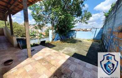 Imagem: A casa possui 3 Dormitórios, 1 Banheiro, 2 Vagas na garagem