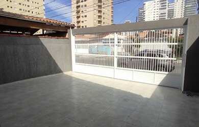 Imagem: A casa possui 2 Dormitórios, 2 Banheiros, 2 Vagas na garagem