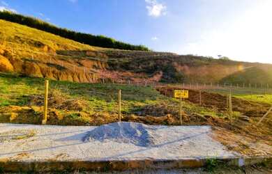 Imagem: O terreno possui 300m² de Área e está localizado em Grama