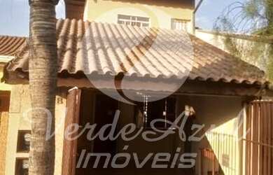 Imagem: A casa possui 3 Dormitórios, 2 Banheiros, 2 Vagas na garagem