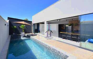 Imagem: A casa possui 3 Dormitórios, 4 Banheiros, 4 Vagas na garagem