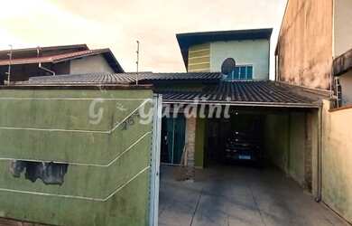 Imagem: A casa possui 3 Dormitórios, 2 Banheiros, 3 Vagas na garagem