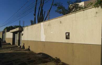 Imagem: A casa possui 3 Dormitórios, 4 Banheiros, 2 Vagas na garagem