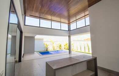 Imagem: A casa em condomínio possui 4 Dormitórios, 5 Banheiros, 3