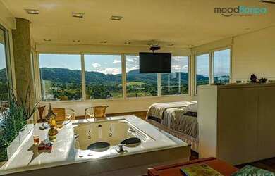 Imagem: A casa em condomínio possui 5 Dormitórios, 5 Banheiros, 4