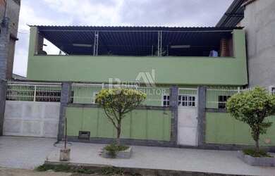 Imagem: A casa possui 3 Dormitórios, 2 Banheiros, 2 Vagas na garagem