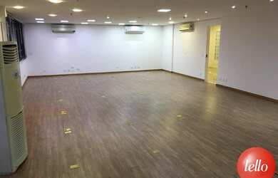 Imagem: O depósito possui 4 Vagas na garagem, 175m² de Área e está