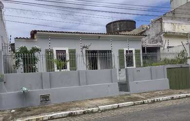 Imagem: A casa possui 3 Dormitórios, 2 Banheiros, 1 Vaga na garagem