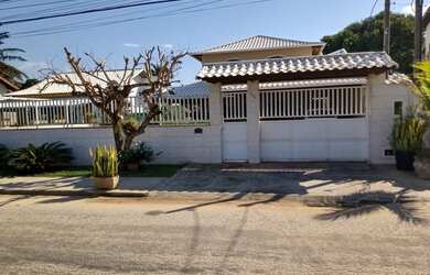 Imagem: A casa possui 5 Dormitórios, 3 Banheiros, 450m² de Área e