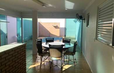 Imagem: A casa em condomínio possui 5 Dormitórios, 4 Banheiros, 4