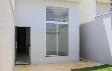 Imagem: A casa possui 3 Dormitórios e 2 Banheiros e está localizado