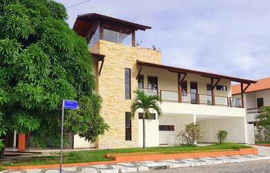 Imagem: A casa possui 5 Dormitórios, 5 Banheiros, 4 Vagas na garagem