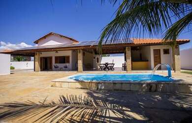 Imagem: A casa possui 3 Dormitórios, 5 Vagas na garagem e está localizado