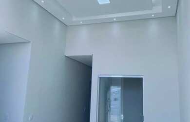 Imagem: A casa possui 3 Dormitórios, 2 Banheiros, 2 Vagas na garagem