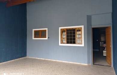 Imagem: A casa possui 3 Dormitórios, 2 Banheiros, 2 Vagas na garagem