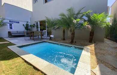 Imagem: A casa em condomínio possui 4 Dormitórios, 4 Banheiros, 2