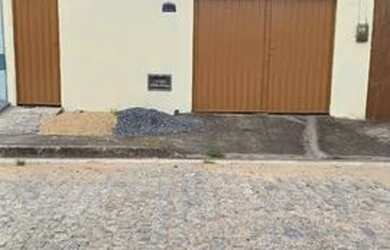 Imagem: A casa possui 3 Dormitórios, 2 Banheiros e 2 Vagas na garagem