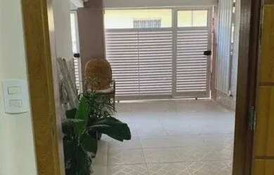 Imagem: A casa possui 2 Dormitórios, 1 Banheiro, 1 Vaga na garagem