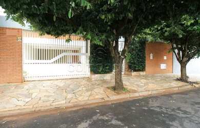 Imagem: A casa possui 3 Dormitórios, 3 Banheiros, 4 Vagas na garagem