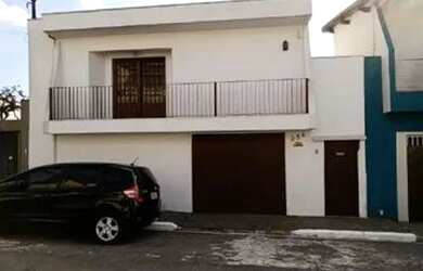 Imagem: A casa possui 4 Dormitórios, 1 Banheiro, 3 Vagas na garagem