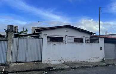 Imagem: A casa possui 2 Dormitórios, 1 Banheiro e 1 Vaga na garagem