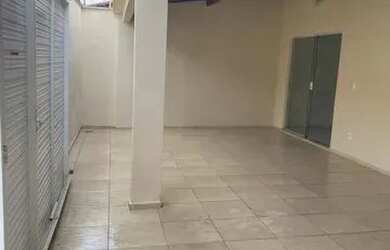 Imagem: A casa possui 2 Dormitórios, 2 Banheiros, 2 Vagas na garagem