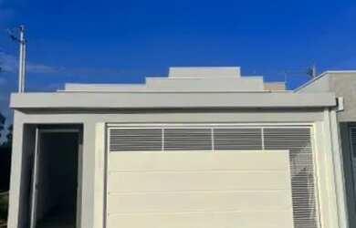 Imagem: A casa possui 3 Dormitórios, 2 Banheiros, 2 Vagas na garagem