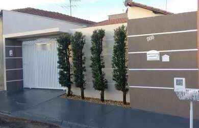 Imagem: A casa possui 3 Dormitórios, 2 Banheiros, 2 Vagas na garagem