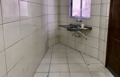 Imagem: A casa possui 1 Dormitório, 1 Banheiro, 1 Vaga na garagem e