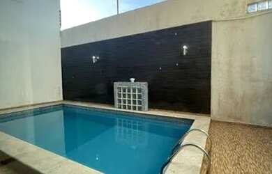 Imagem: A casa possui 3 Dormitórios, 4 Banheiros, 3 Vagas na garagem