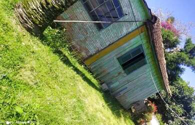 Imagem: A casa possui 3 Dormitórios, 1 Banheiro, 2 Vagas na garagem